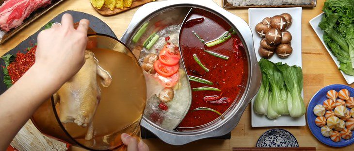 Step 8 Cooking two types of spicy and non-spicy broth for Sichuan hot pot