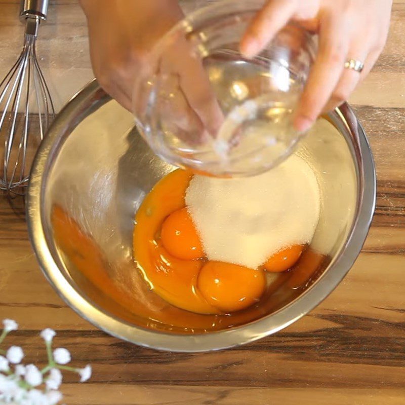 Step 4 Cook the mixture of pandan leaf egg milk cream Pandan leaf cream