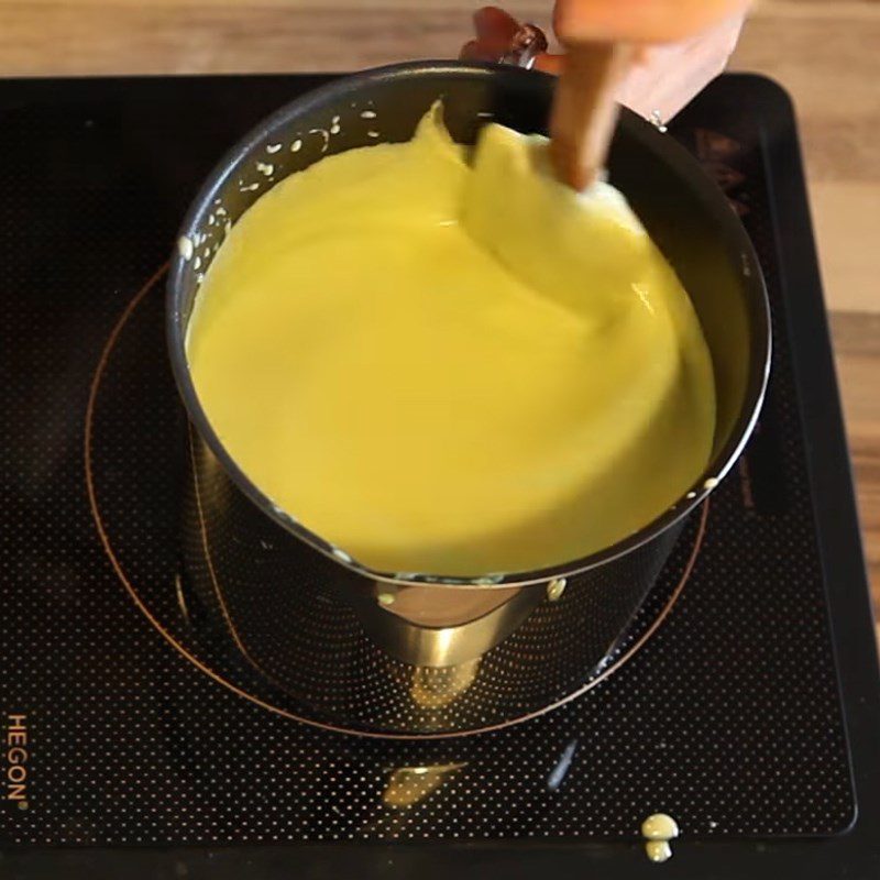 Step 4 Cook the mixture of pandan leaf egg milk cream Pandan leaf cream