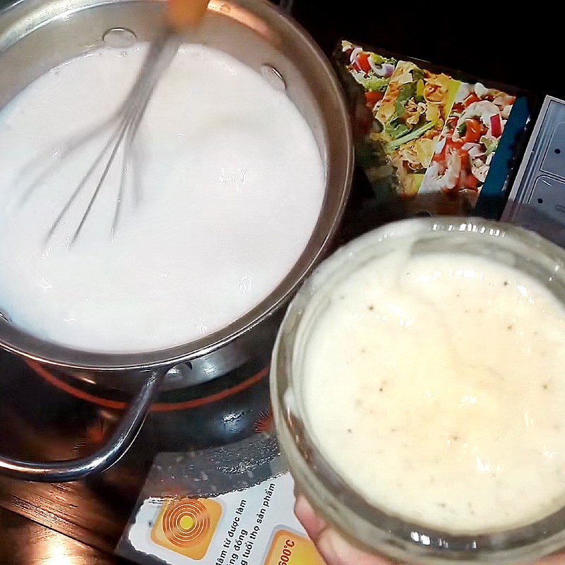 Step 2 Cook the mixture of milk, sticky rice flour, blended bananas Banana ice cream from sticky rice flour