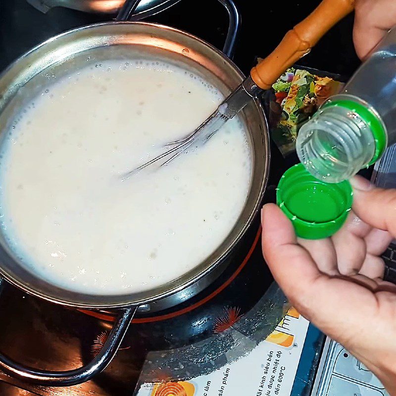 Step 2 Cook the mixture of milk, sticky rice flour, blended bananas Banana ice cream from sticky rice flour