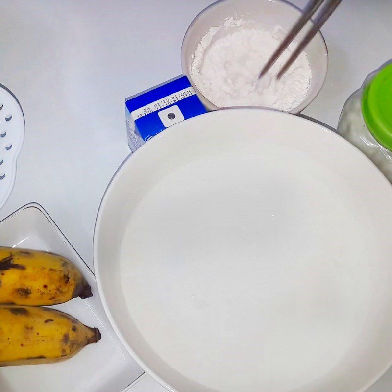 Step 2 Cook the mixture of milk, sticky rice flour, blended bananas Banana ice cream from sticky rice flour