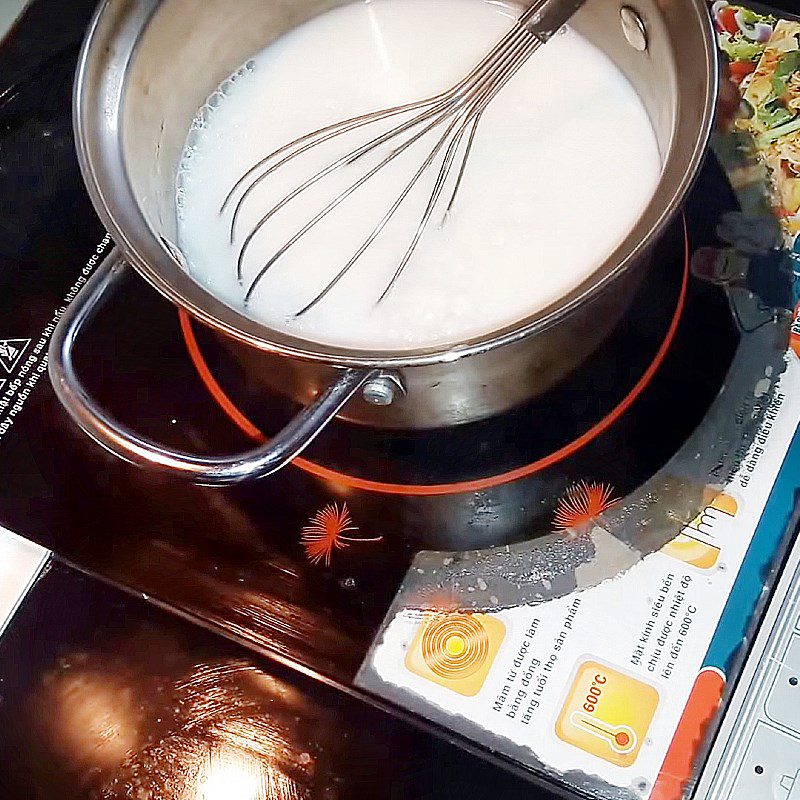 Step 2 Cook the mixture of milk, sticky rice flour, blended bananas Banana ice cream from sticky rice flour