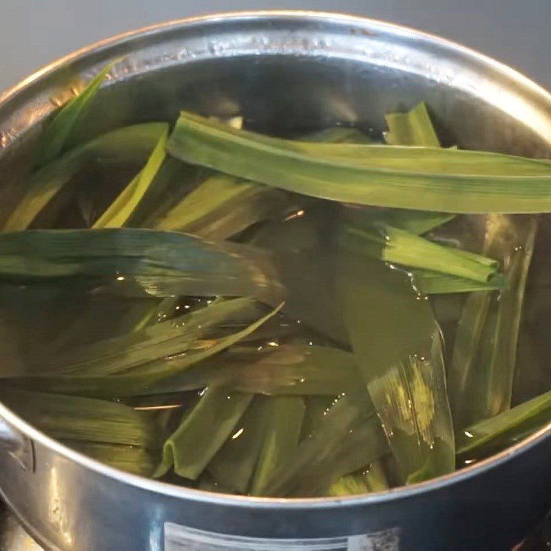 Step 3 Cooking pandan leaves for lotus seed and mung bean dessert