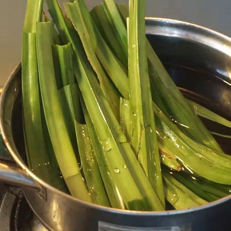 Step 3 Cooking pandan leaves for lotus seed and mung bean dessert
