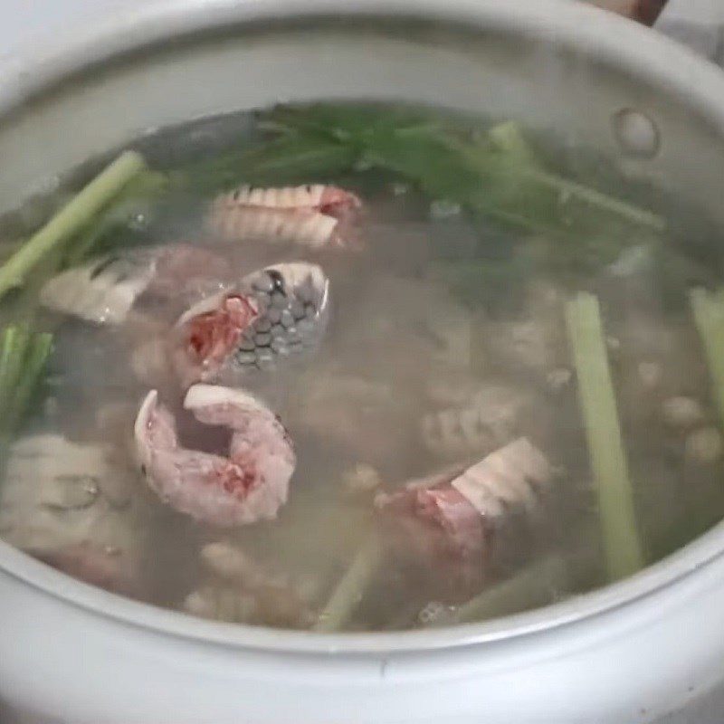 Step 4 Cook the hot pot Snake hot pot with lemongrass