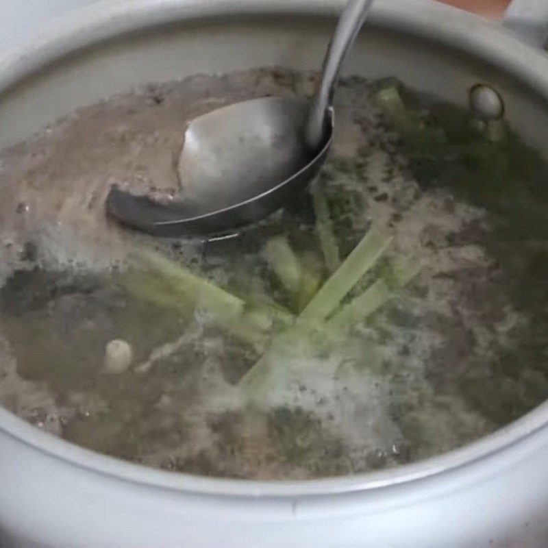 Step 4 Cook the hot pot Snake hot pot with lemongrass