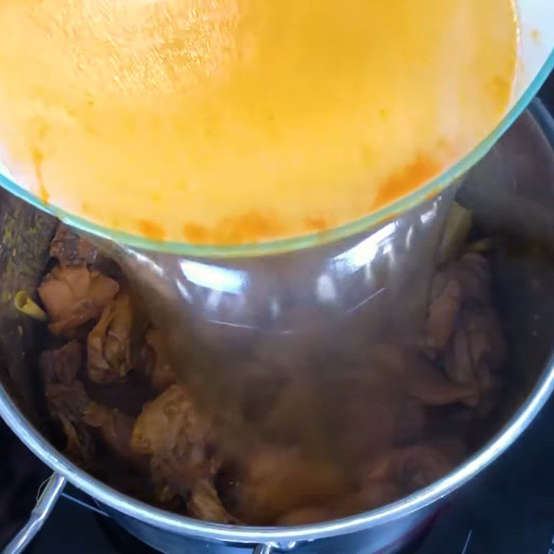 Step 3 Cook the hotpot Thai sour and spicy hotpot