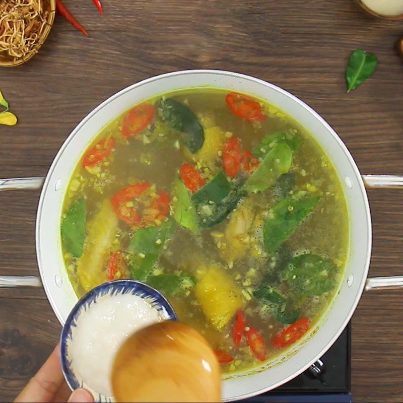 Step 3 Cook the sour and spicy chicken hotpot