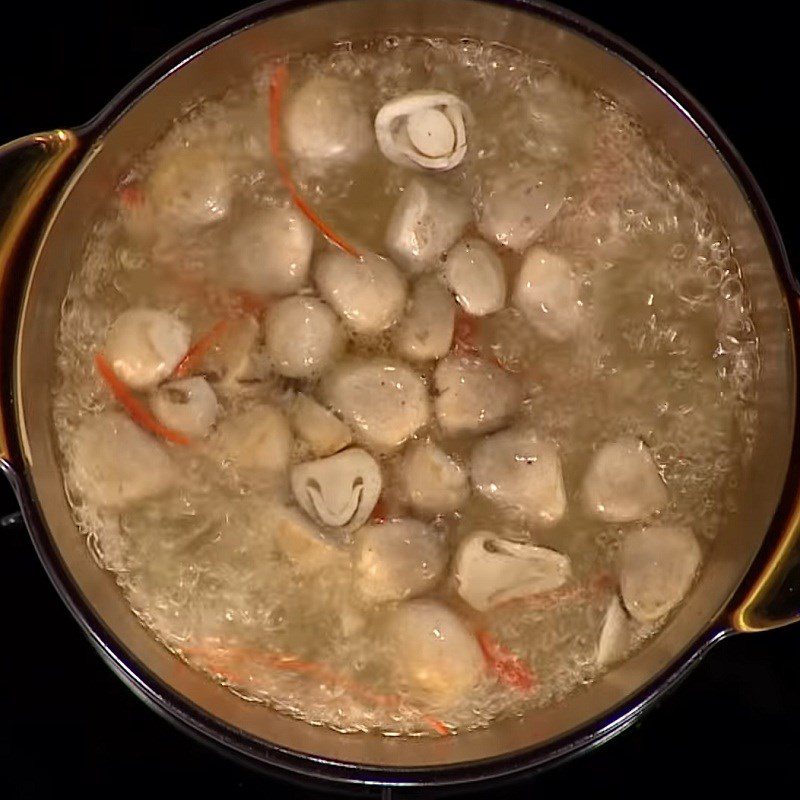 Step 3 Cooking hotpot Squid hotpot with mushrooms