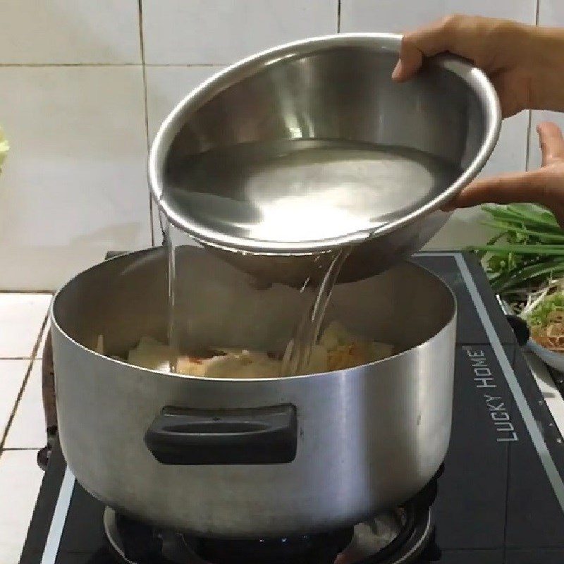 Step 4 Cooking the hotpot for sour bamboo shoot snakehead fish hotpot