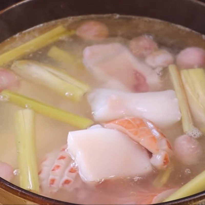Step 3 Cook the hotpot Spicy squid hotpot