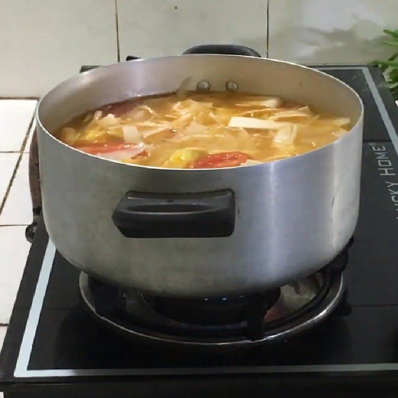Step 4 Cooking the hotpot for sour bamboo shoot snakehead fish hotpot