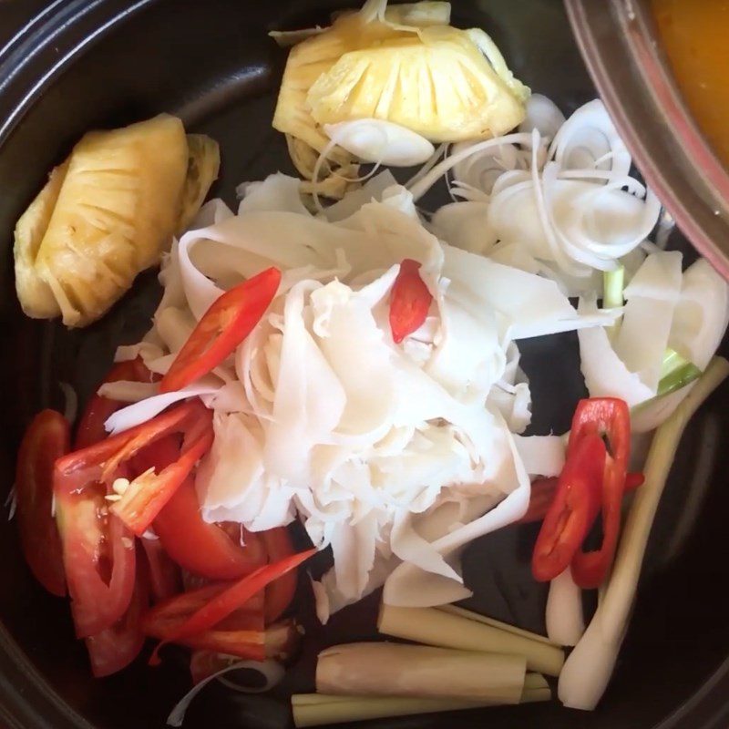 Step 6 Cooking the hot pot for sour bamboo shoot fish hot pot