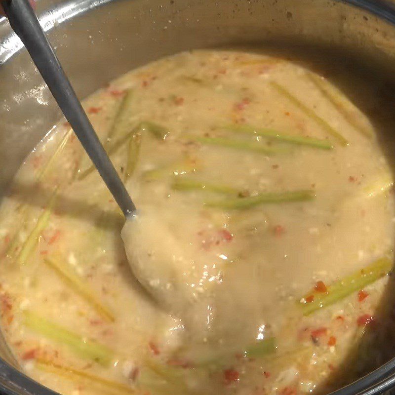 Step 4 Cook the hot pot for the stir-fried squid hot pot