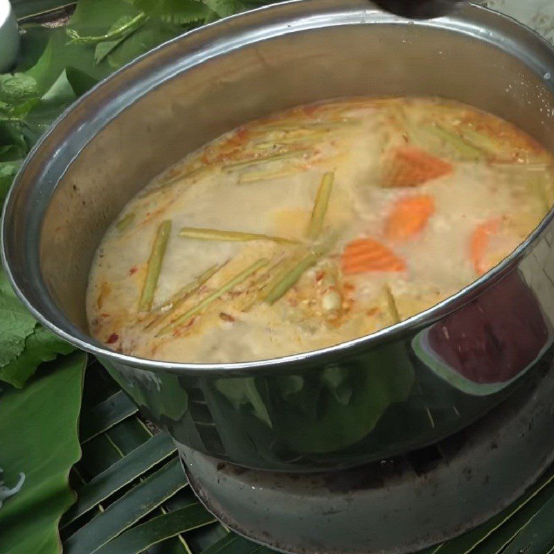 Step 4 Cook the hot pot for the stir-fried squid hot pot