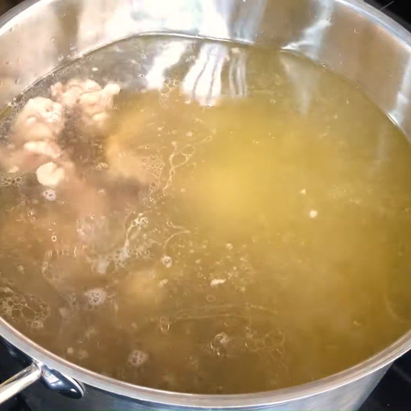 Step 4 Cook the hot pot Spicy sour beef balls