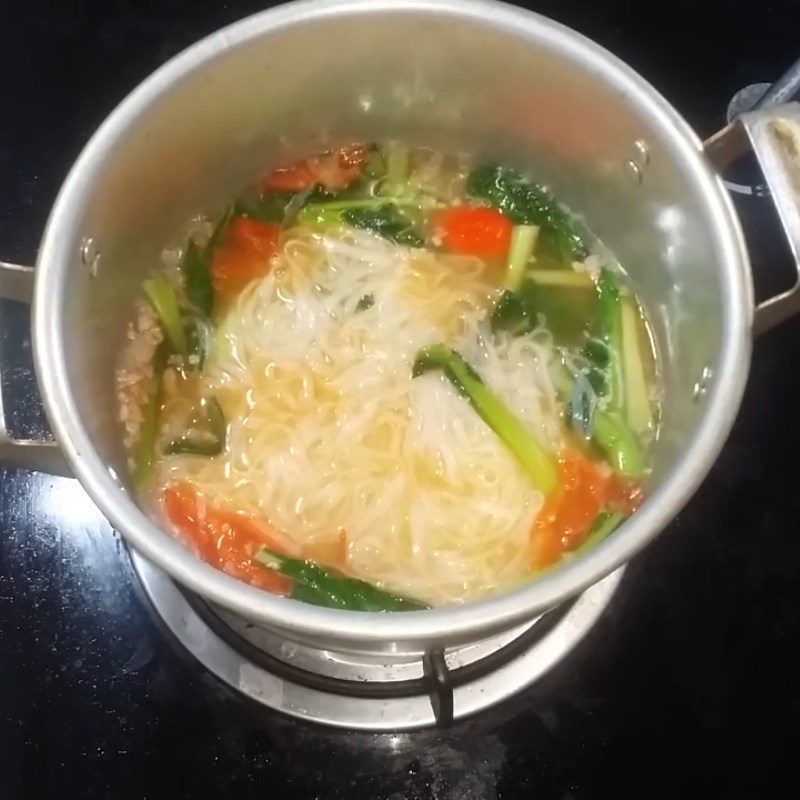 Step 3 Cook rice noodles Rice noodles with tomato and minced meat
