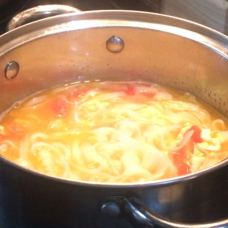 Step 4 Cooking rice noodles Tomato egg rice noodles