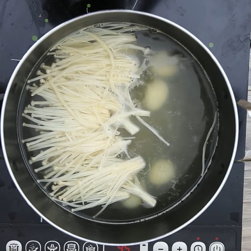 Step 7 Cooking enoki mushrooms and quail eggs mixed mushroom soup
