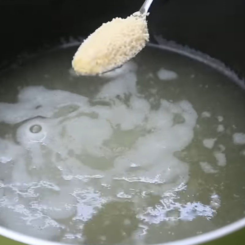 Step 7 Cooking enoki mushrooms and quail eggs mixed mushroom soup