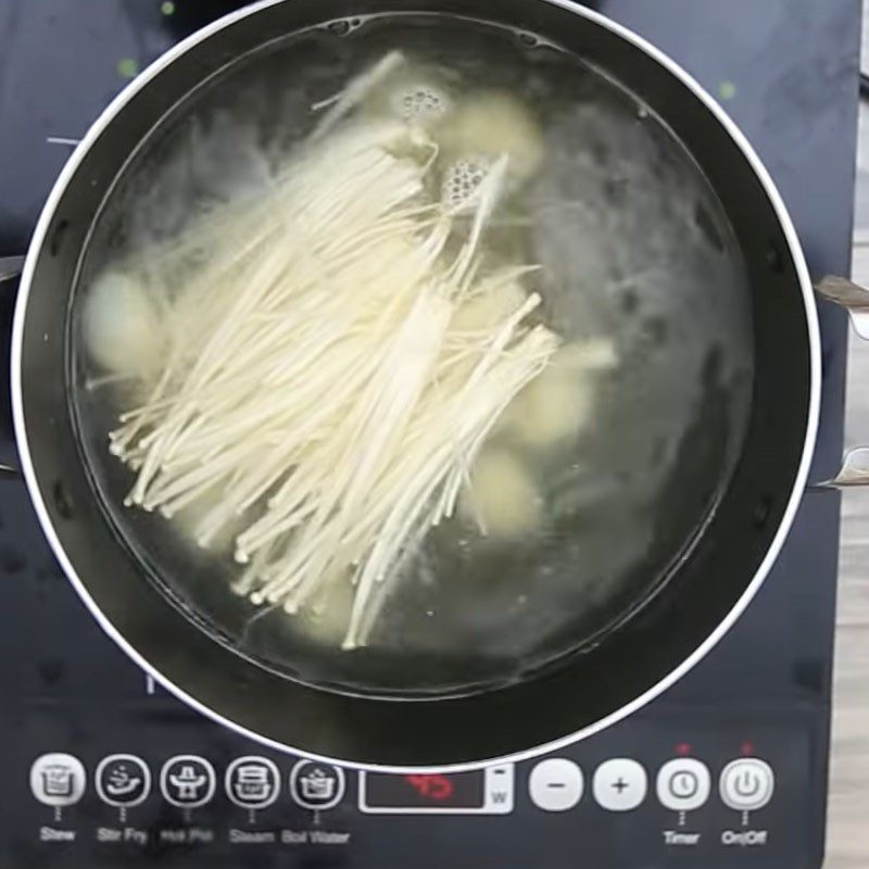 Step 7 Cooking enoki mushrooms and quail eggs mixed mushroom soup