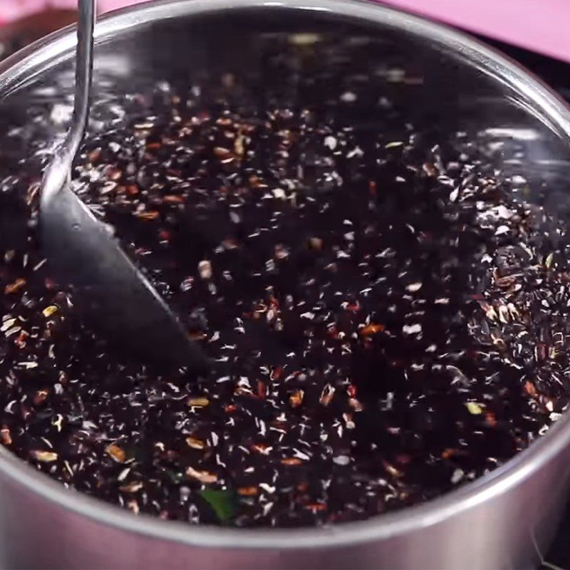 Step 3 Cooking black sticky rice Black sticky rice milk