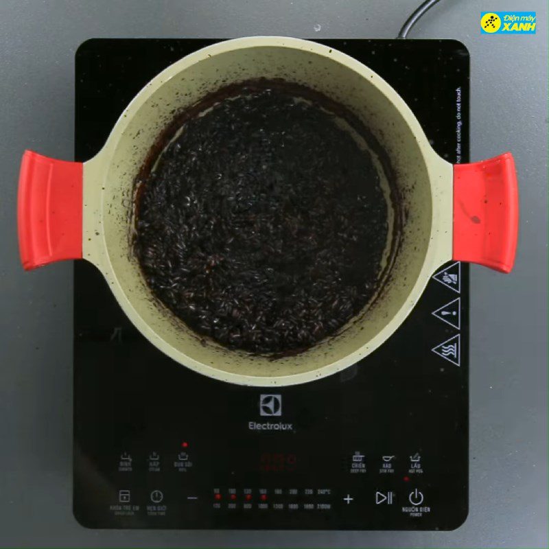 Step 3 Cooking black sticky rice Black sticky rice yogurt