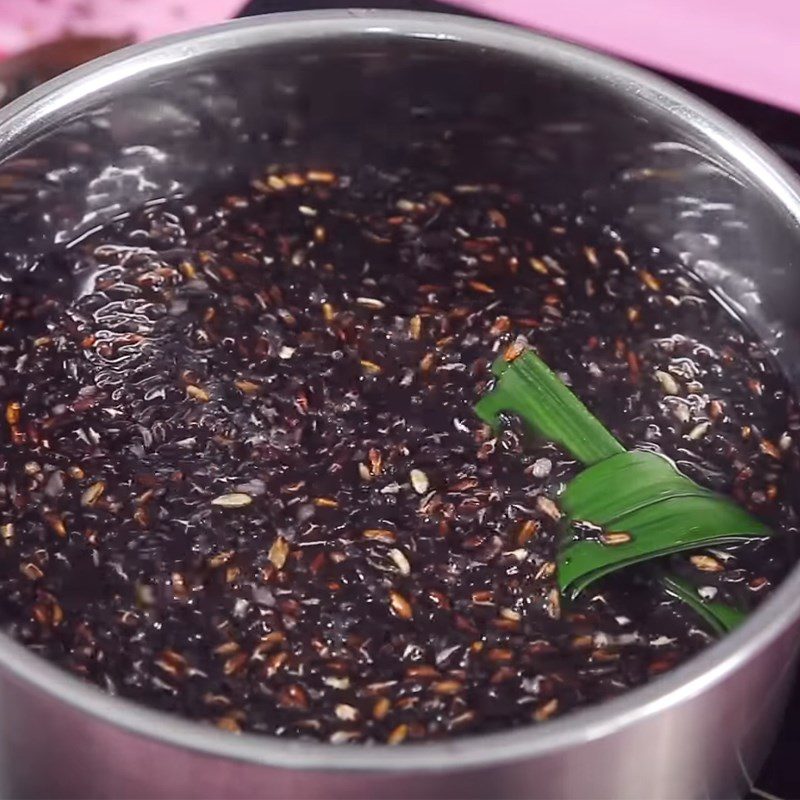 Step 3 Cooking black sticky rice Black sticky rice milk