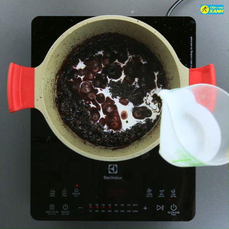 Step 3 Cooking black sticky rice Black sticky rice yogurt