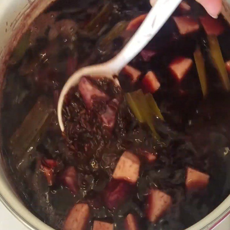 Step 3 Cook black sticky rice with taro and sweet potato Black sticky rice dessert with sweet potato and taro