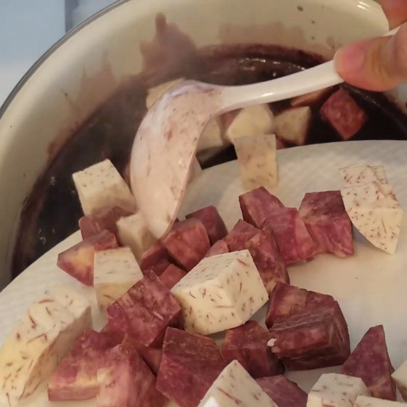 Step 3 Cook black sticky rice with taro and sweet potato Black sticky rice dessert with sweet potato and taro