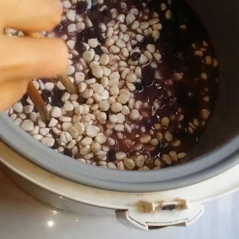 Step 3 Cook corn with black beans Corn bursts with black beans