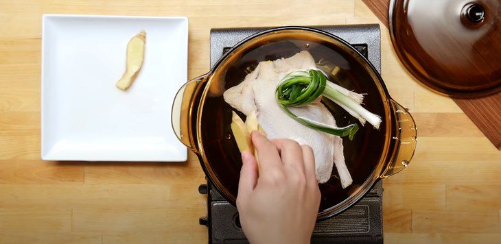 Step 1 Prepare the broth for Sichuan Hot Pot