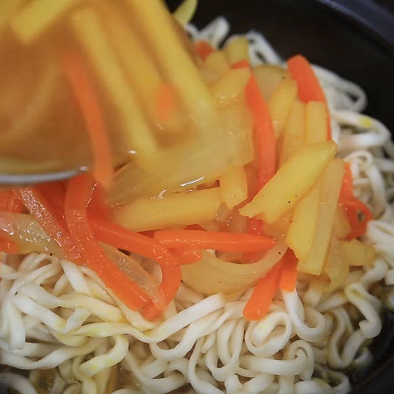 Step 3 Transfer to pot and melt cheese Curry cheese udon