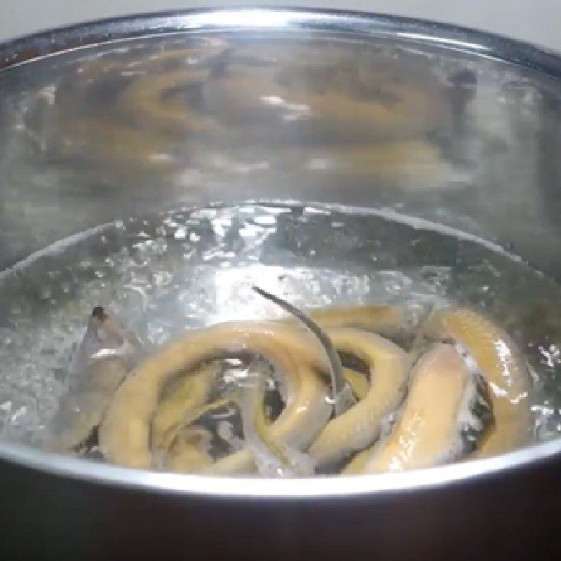 Step 2 Cook the Broth for Eel Porridge for Baby