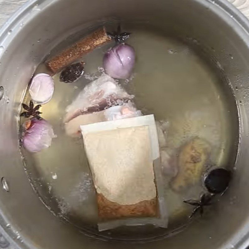 Step 3 Cook the broth for pork bone pho