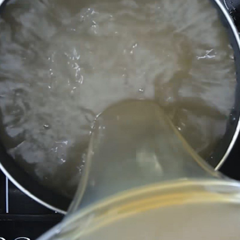 Step 3 Cook the broth for pork bone pho