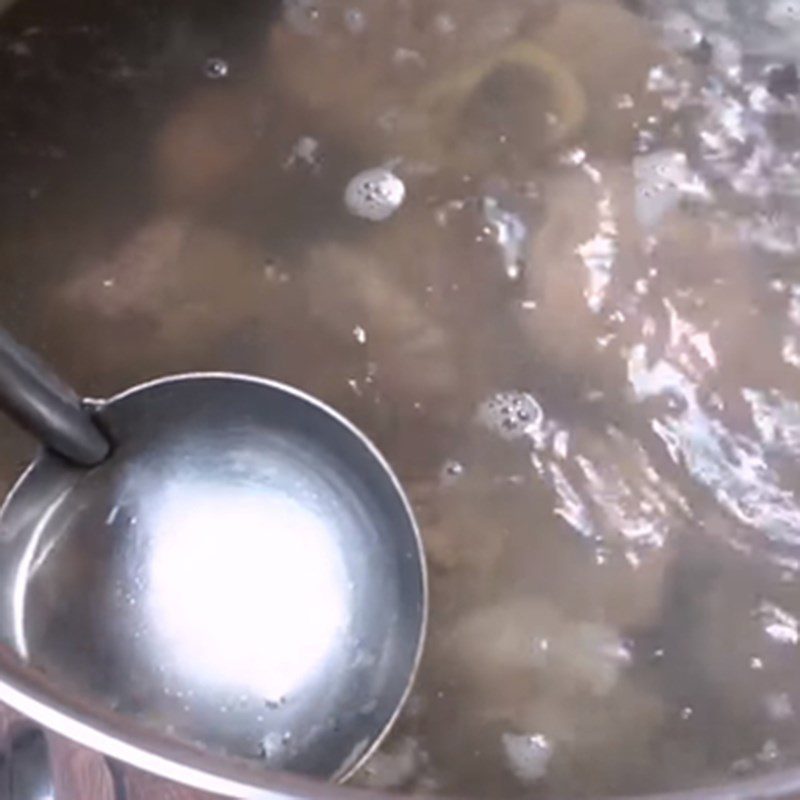Step 3 Cooking the broth for the mud crab hotpot (recipe shared by a user)