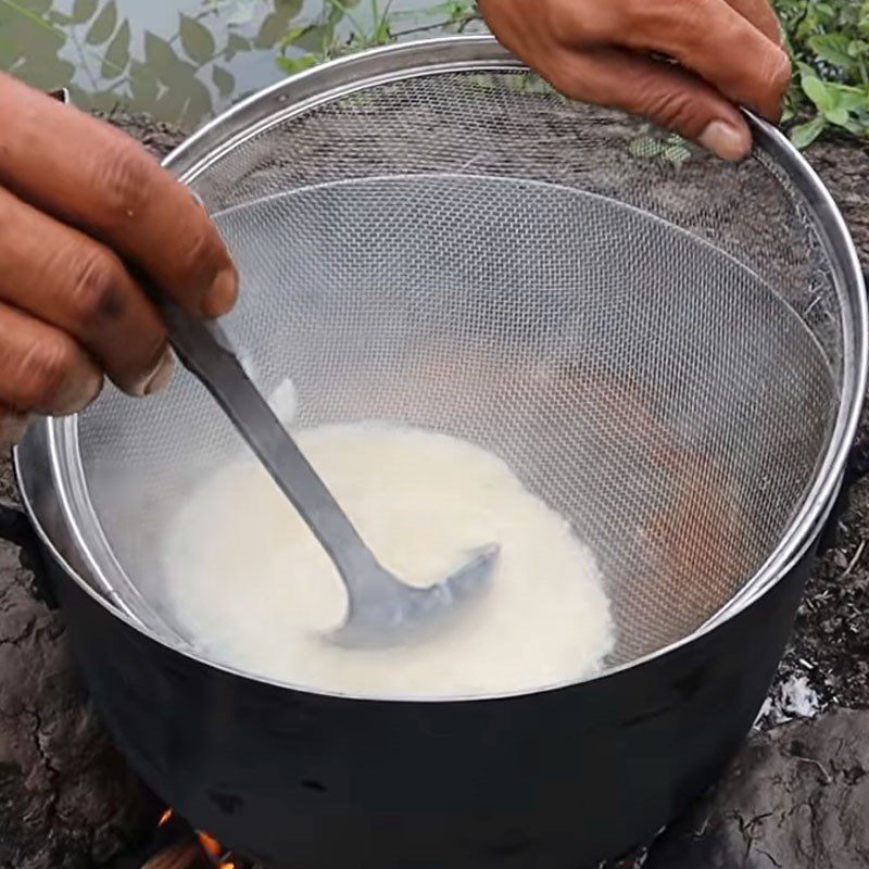 Step 3 Cooking the sour rice broth Catfish hotpot