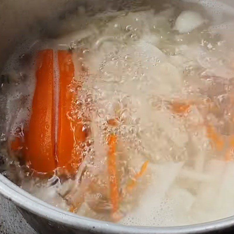 Step 3 Cook the vegetable broth for vegetarian beef noodle soup