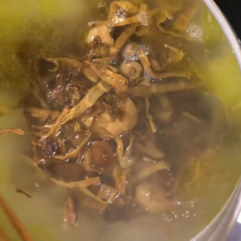 Step 5 Cook the chicken broth Bamboo shoot chicken vermicelli