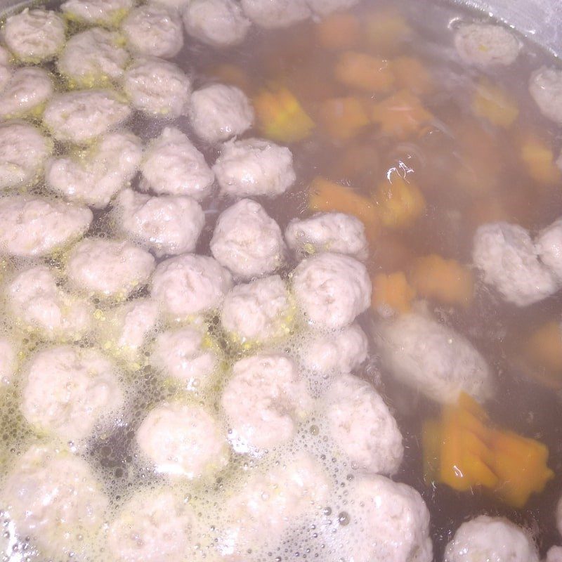 Step 3 Cooking noodle broth Noodle cooked with pork ribs