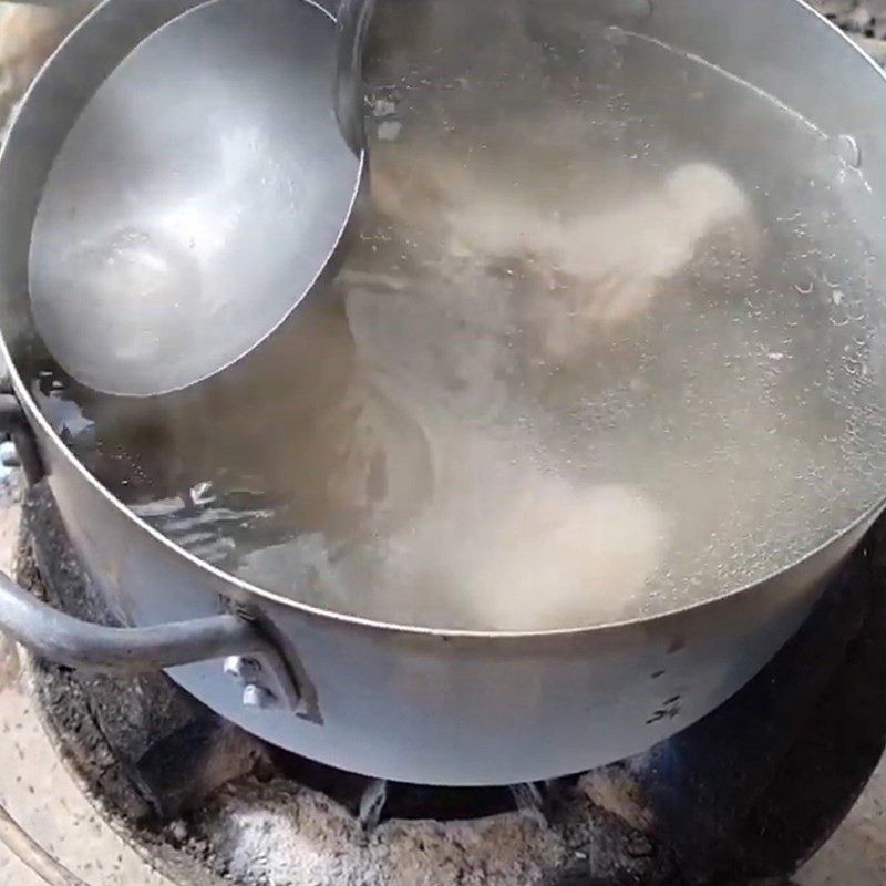 Step 3 Cook the broth and boil the pork intestines Western River Hot Pot