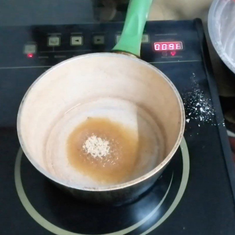 Step 1 Cooking sugar water for black tapioca using rice flour