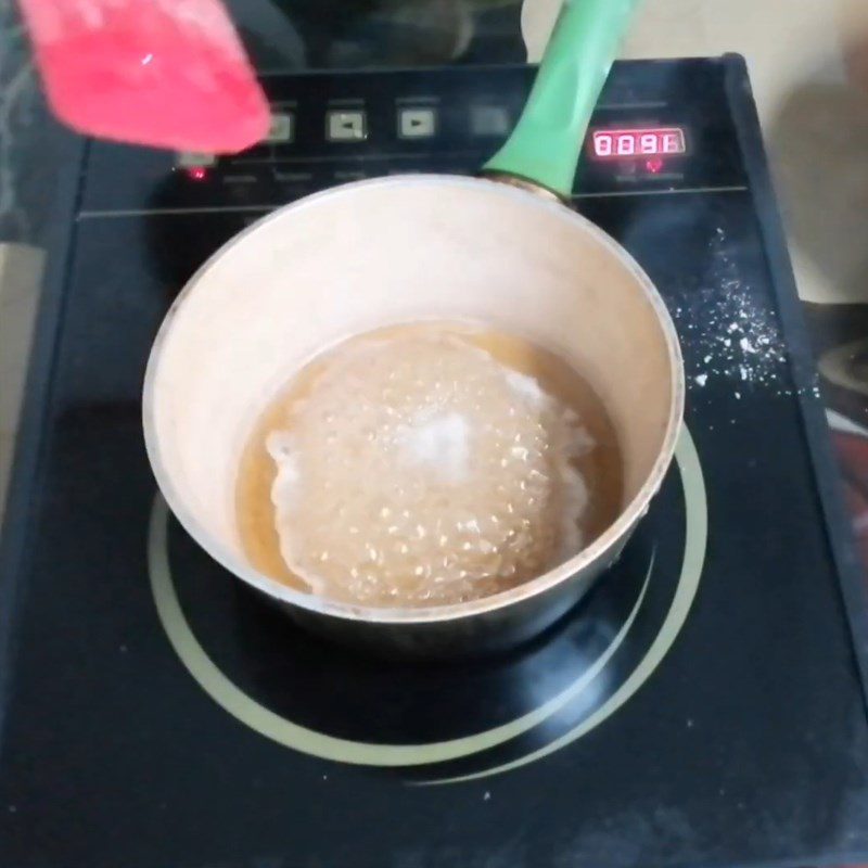 Step 1 Cooking sugar water for black tapioca using rice flour