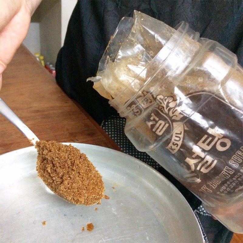 Step 4 Cook sugar syrup for tofu with agar powder using ground soybeans