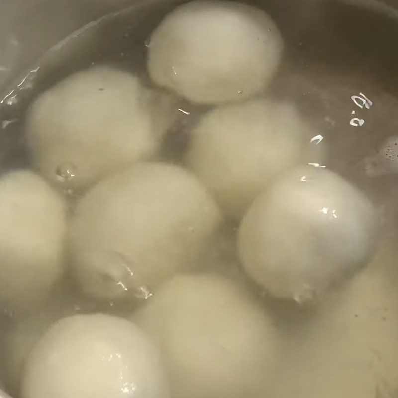 Step 5 Cook ginger syrup and boil Banh troi tau with black sesame filling