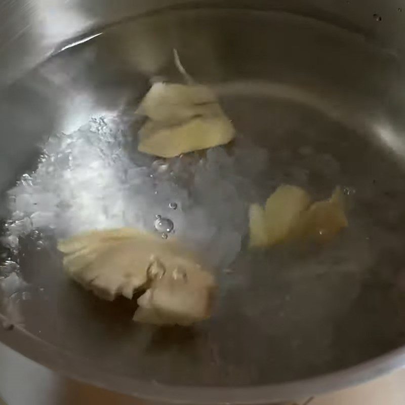 Step 5 Cooking ginger syrup and boiling the cakes Black sesame glutinous rice cake