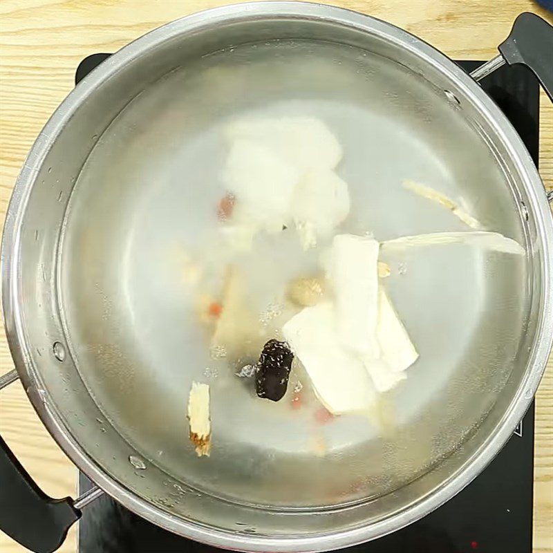 Step 3 Cook the hot pot broth Pork tail hot pot with Chinese medicinal spices